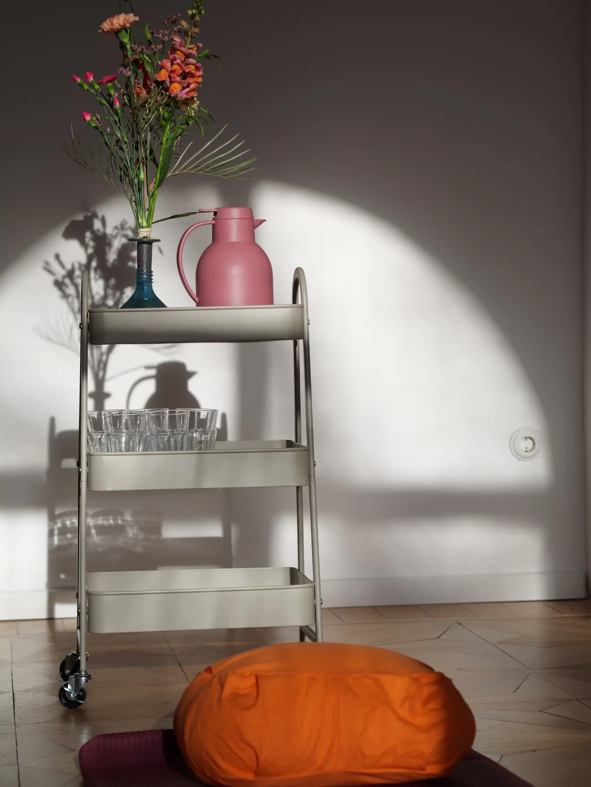 Sonnenlicht, frische Blumen und ein gemütliches Sitzkissen in der Praxis